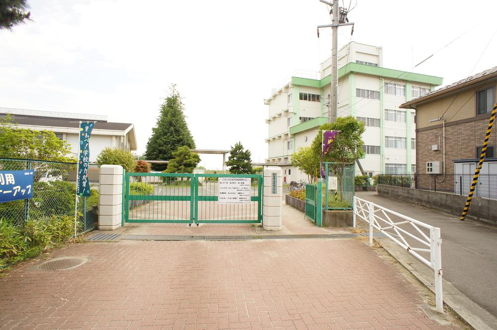 Primary school. 650m to Wakabayashi elementary school