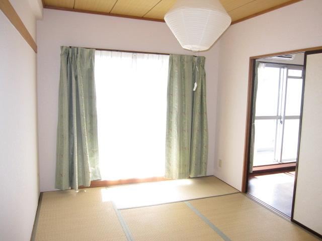 Living and room. Japanese-style room 6 quires.