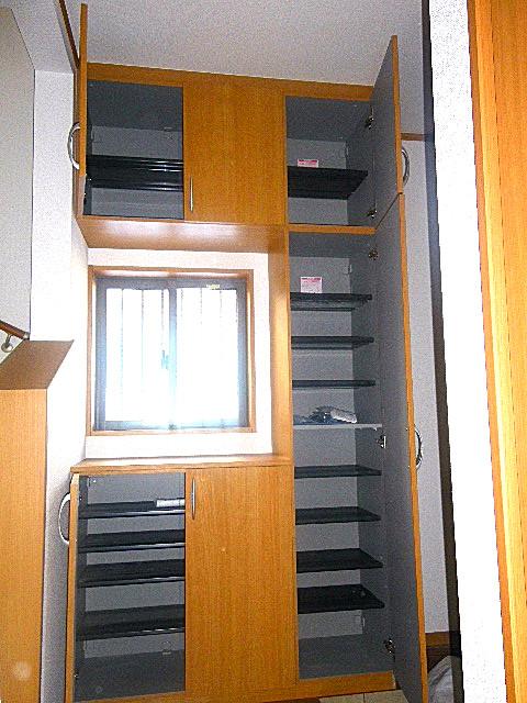 Entrance. Same specifications Shoes cloak