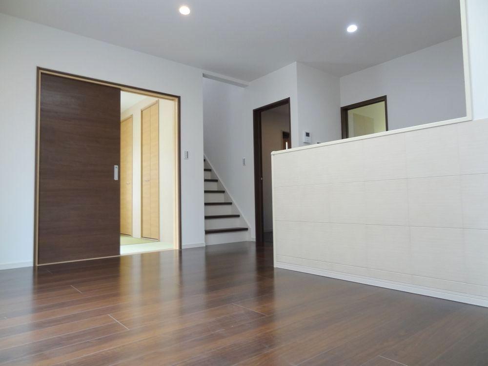 Living. Counter kitchen where you can enjoy while the family conversation