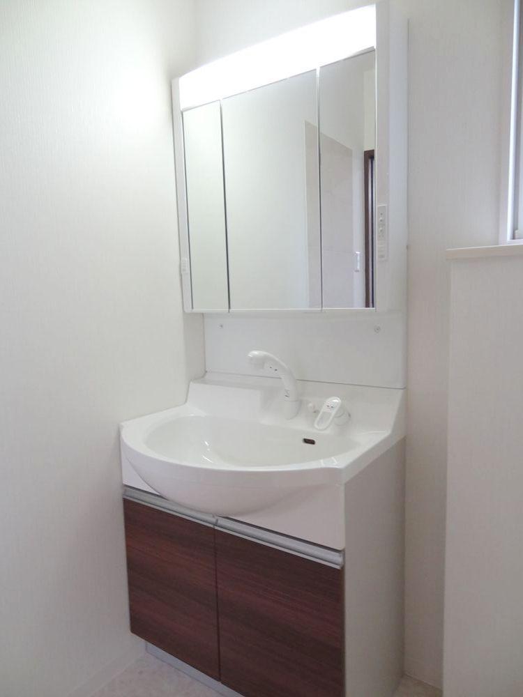 Wash basin, toilet. Shampoo dresser