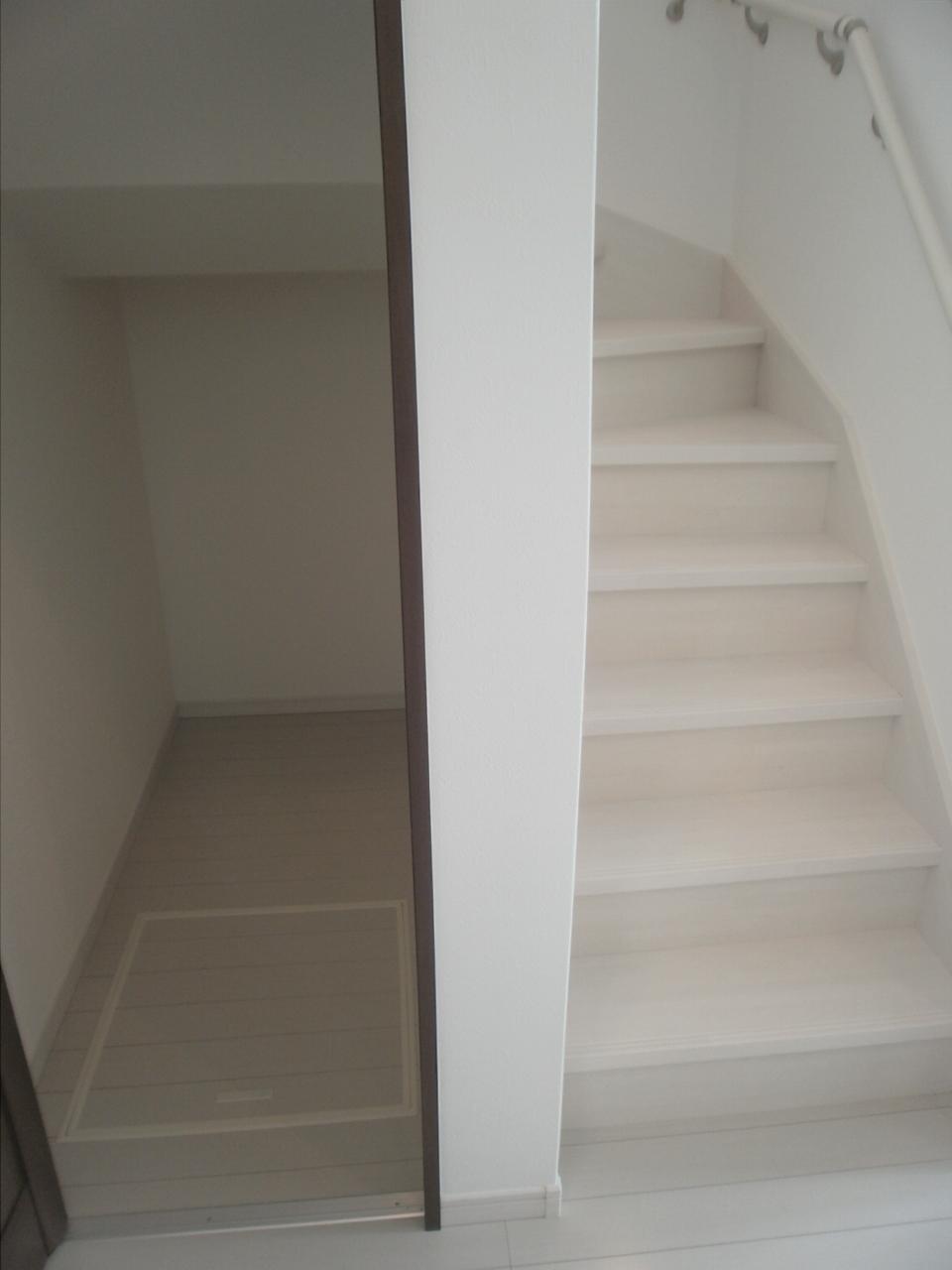 Receipt. Stairs Storage under the (December 2013) Shooting