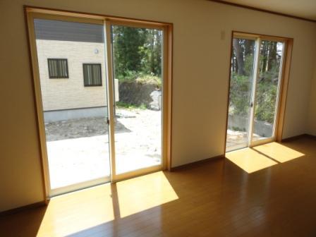 Same specifications photos (living)