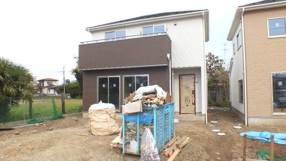 Local photos, including front road. Local (11 May 2013) Shooting