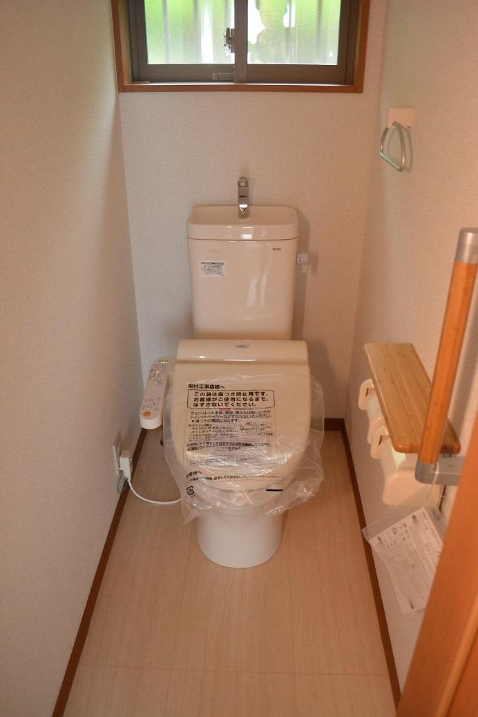 Toilet. Same specifications Bidet ・ Bidet ・ Auto power deodorizing ・ Seat sensor ・ Heating toilet seat ・ Toilet seat and lid soft closure ・ Timer power saving ・ Random power-saving ・ Toilet seat and lid one-touch detachable ・ Nozzle cleaning function ・ antibacterial
