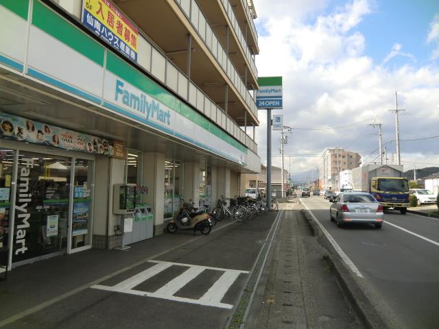Convenience store. 962m to FamilyMart Funaokachuo shop