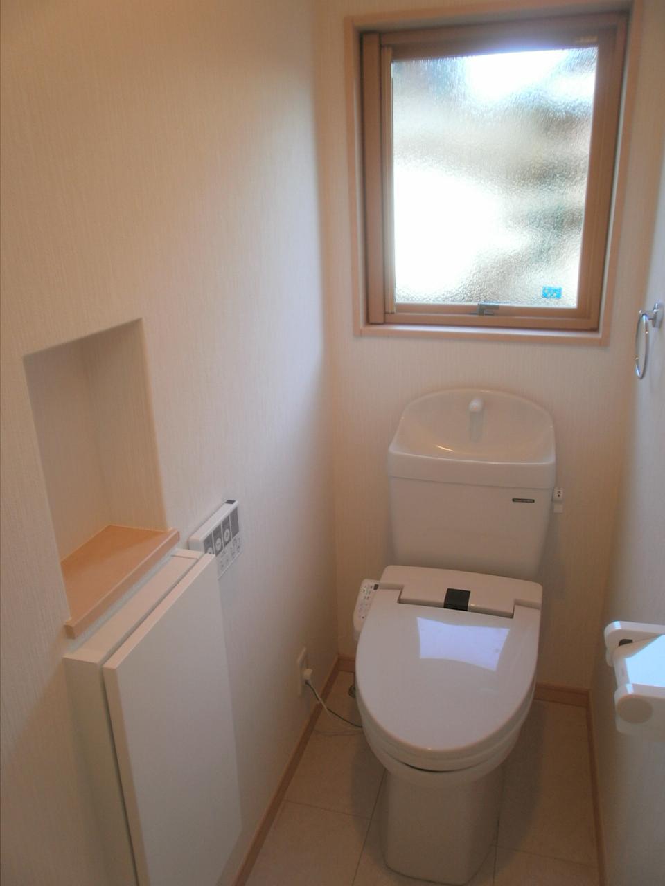 Toilet. First floor toilet (December 2013) Shooting
