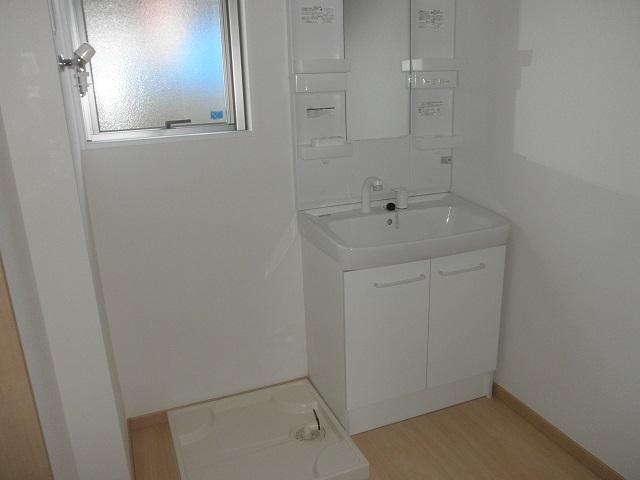 Wash basin, toilet. Indoor (11 May 2013) Shooting