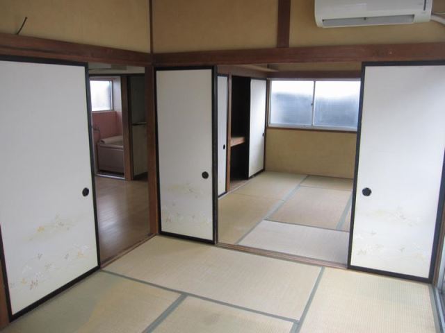 Living and room. You can use spacious a sequence of Japanese-style room.