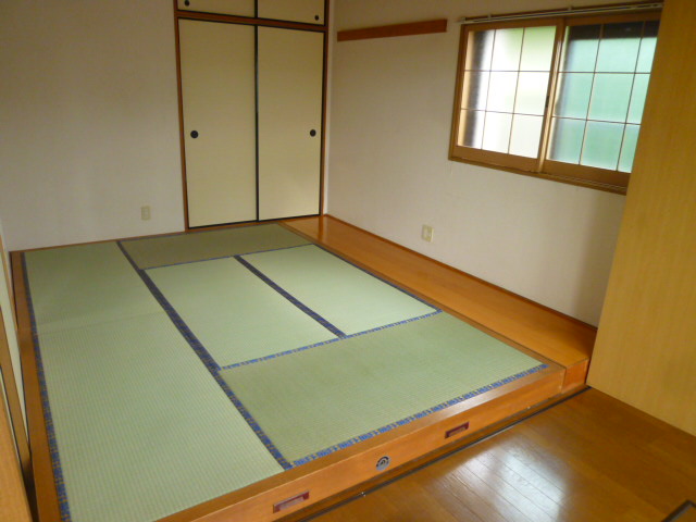 Other room space. Japanese-style runs