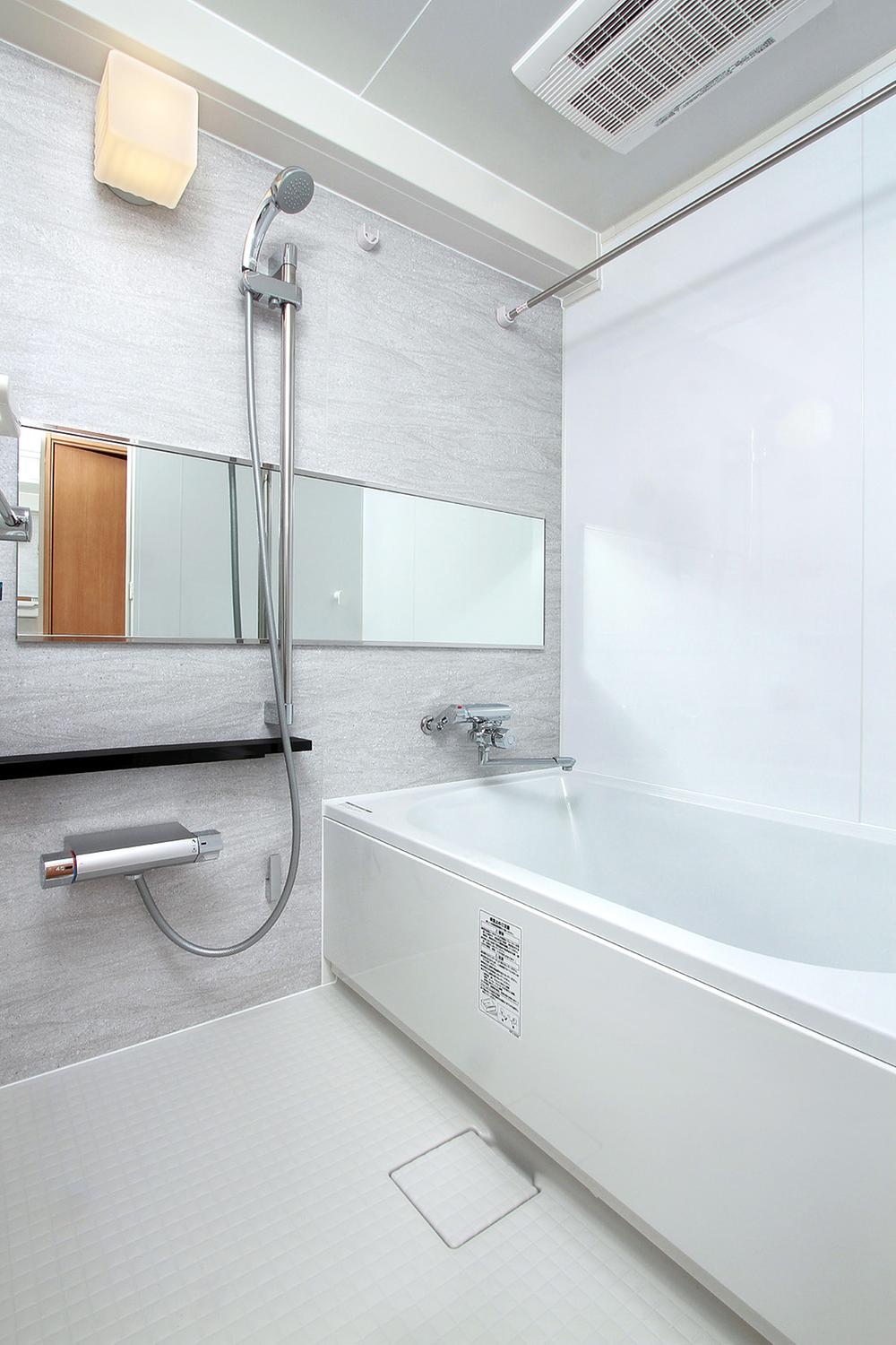 Bathroom.  [Bathroom] Adjustable slide bar shower head and Warm Thermo floor and enhance the specifications ... to the height of your choice! Water around the equipment is new goods exchange. (2013 / 8 / 8 shooting)