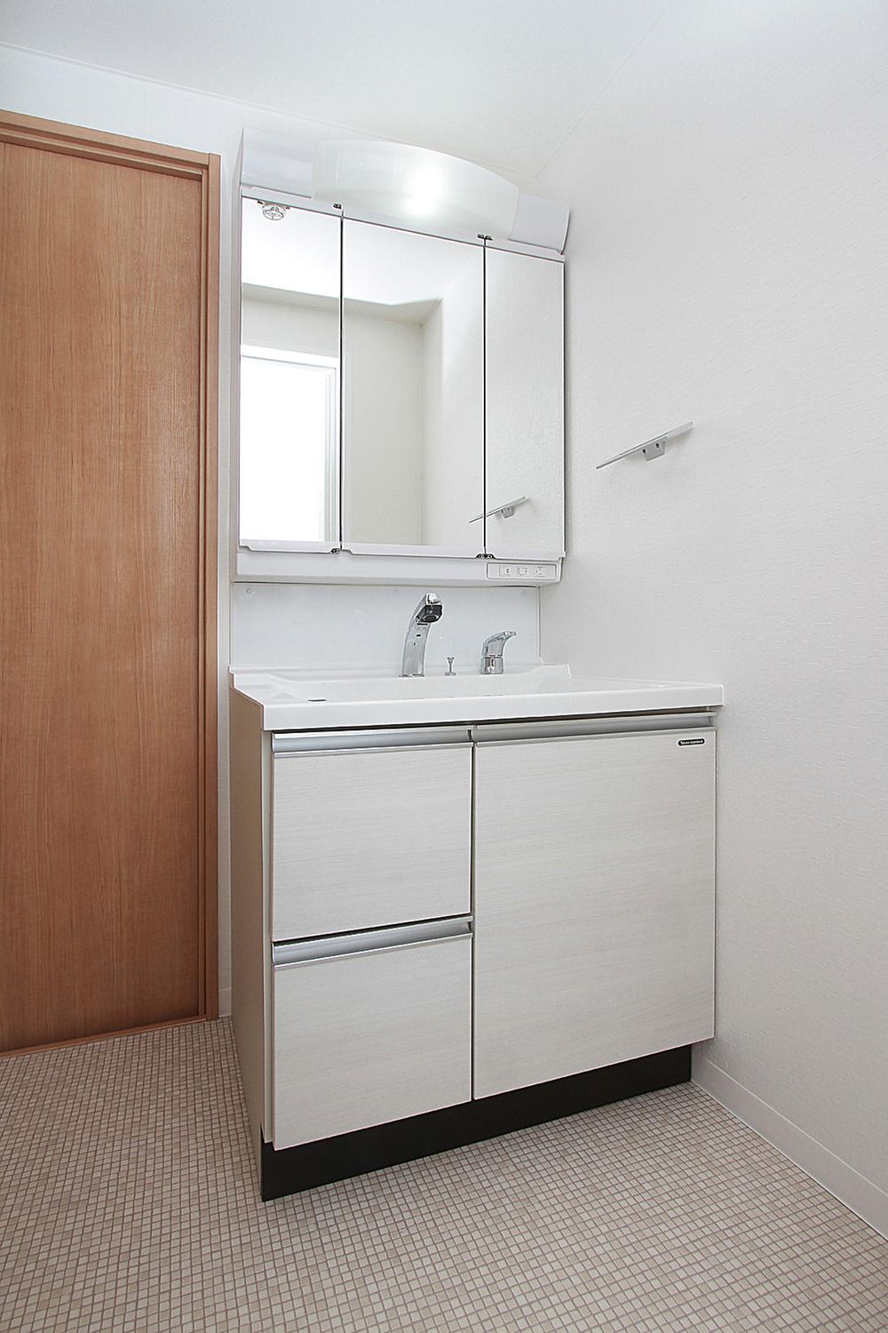 Wash basin, toilet.  [bathroom] Vanity ... something small often. In the use of triple mirror back storage and two-stage pull-out, You can clean storage! Water around the equipment is new goods exchange. (2013 / 8 / 8 shooting)