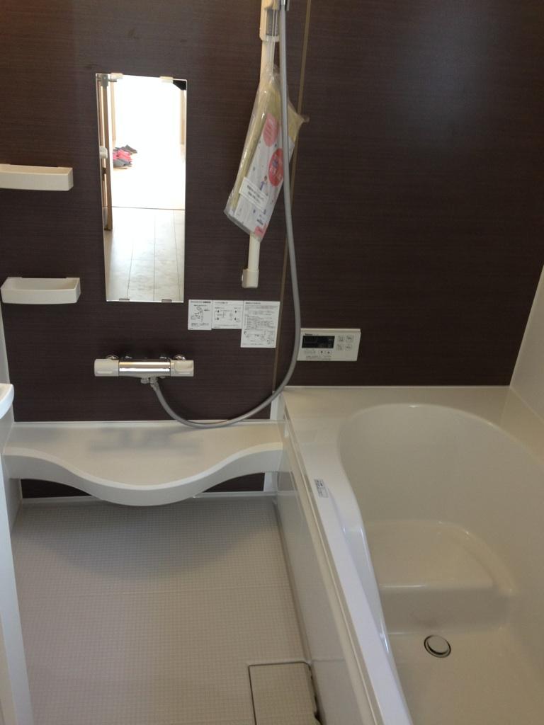 Bathroom. Also placed in the bath to extend the leg in the adult. Since the bathroom dry with, Worry the rainy season!