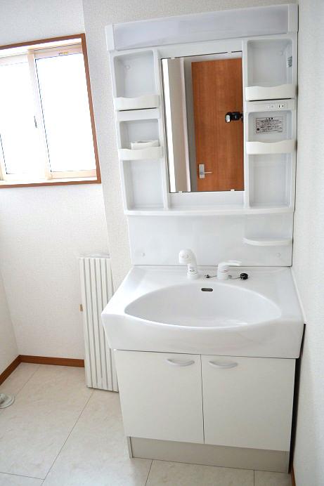 Wash basin, toilet. Same specifications Ceramic surface ball, Hose internal organs type of lift-up faucet, Base cabinet stuck to the usability, Storage shelves can be changed in height by a removable (^ 0 ^) /