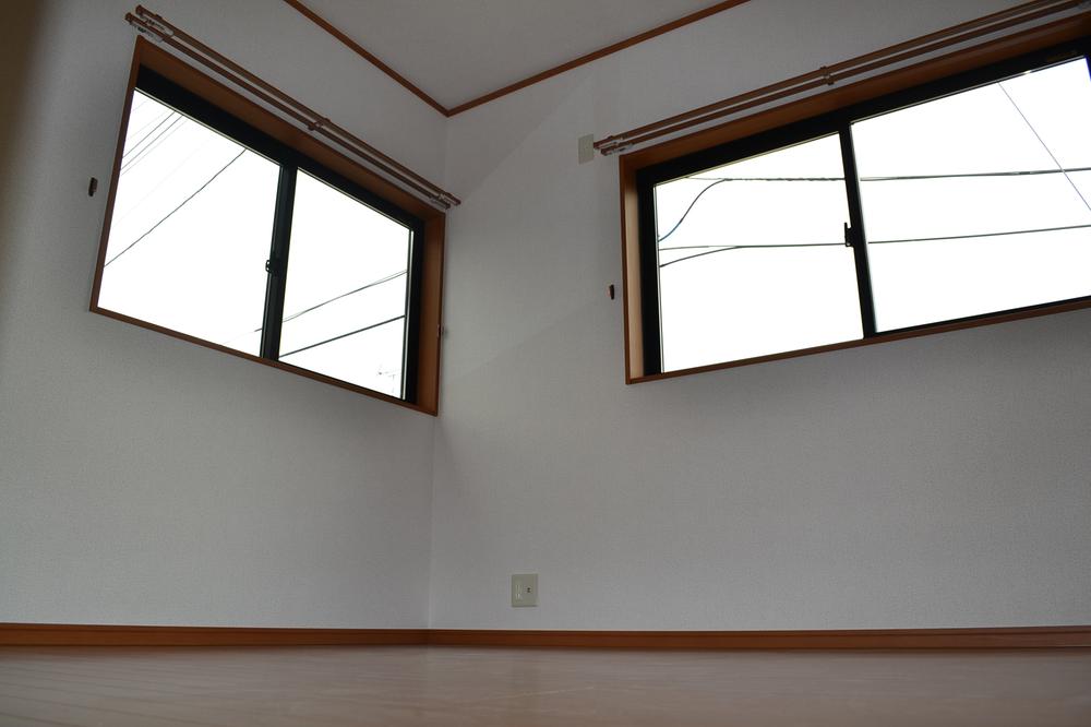 Non-living room. Same specifications Second floor room