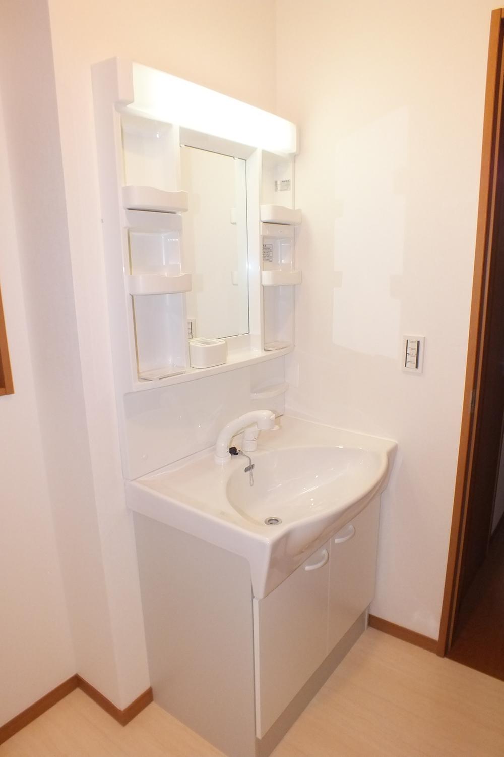 Wash basin, toilet. «Same specifications»