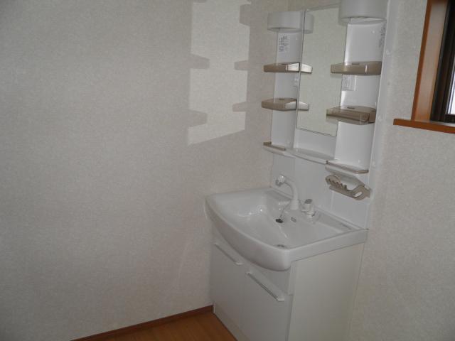 Wash basin, toilet. Building 2
