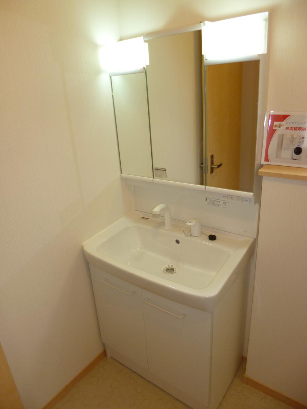 Wash basin, toilet. Room (August 2013) Shooting