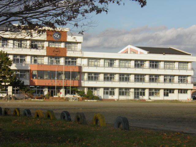 Primary school. 2076m to Tagajo stand Tagajo Yahata elementary school