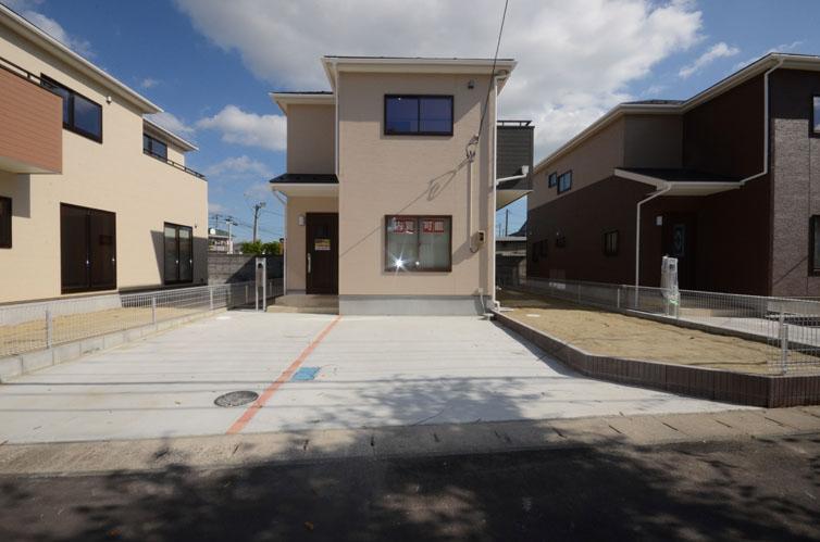 Local photos, including front road. Preview available