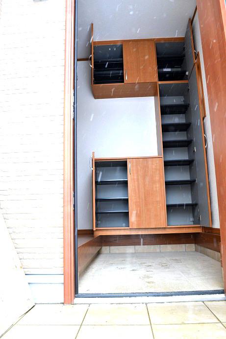 Entrance. Same specifications Shoes cloak