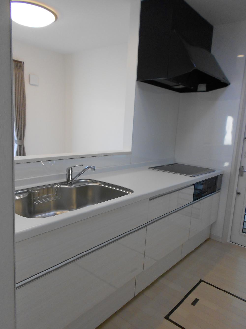 Kitchen. Face-to-face kitchen that can housework while conversing with family! Air is also clean and IH cooking heater that does not use fire.