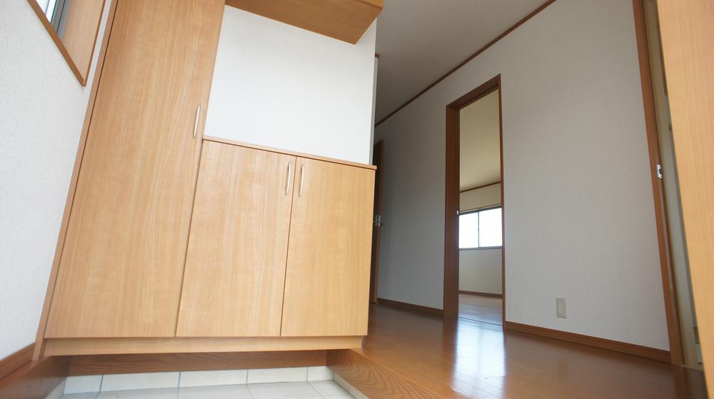 Entrance. Same specifications Photos