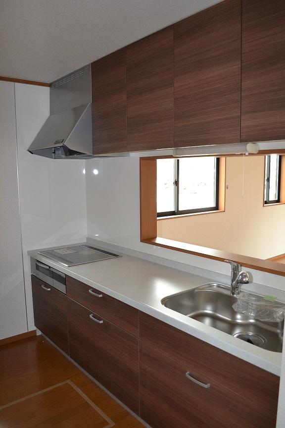 Kitchen. Same specifications Door is a high-pressure melanin panel, Countertops artificial marble, Gas appliance cleaning a breeze in the enamel top finish (^ 0 ^) / Water purifier integrated hand shower faucet, Also taken out comfortably with heavy storage products in the swing down Wall