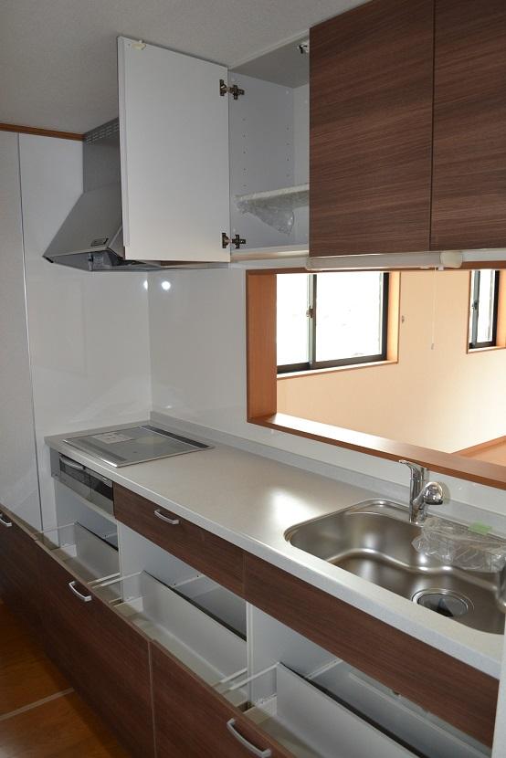 Same specifications photo (kitchen). Same specifications Door is a high-pressure melanin panel, Countertops artificial marble, Gas appliance cleaning a breeze in the enamel top finish (^ 0 ^) / Water purifier integrated hand shower faucet, Also taken out comfortably with heavy storage products in the swing down Wall