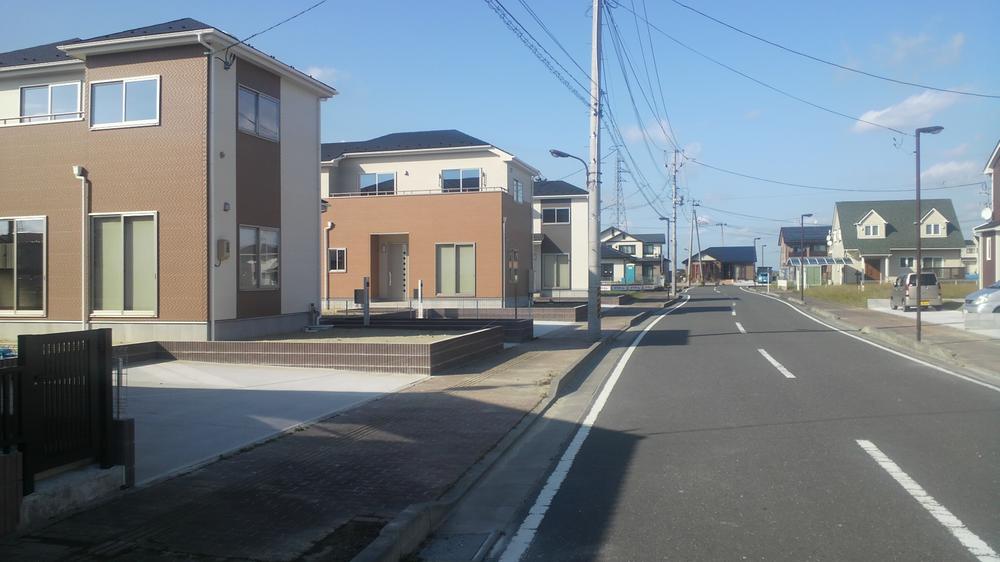 Local photos, including front road. Front road width 12m!