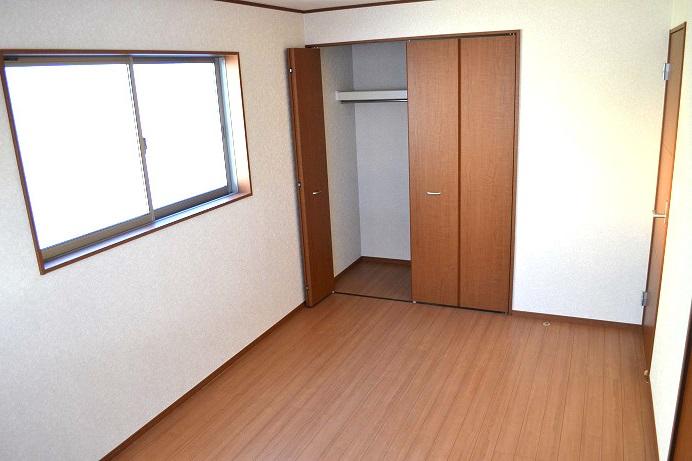 Non-living room. Same specifications Second floor room