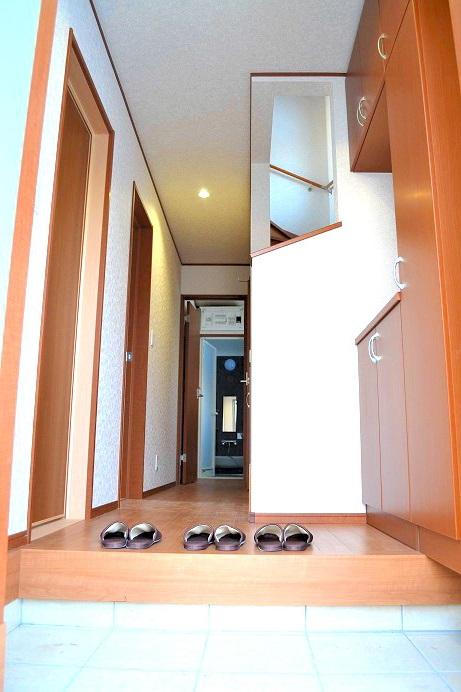 Entrance. Same specifications Shoes cloak