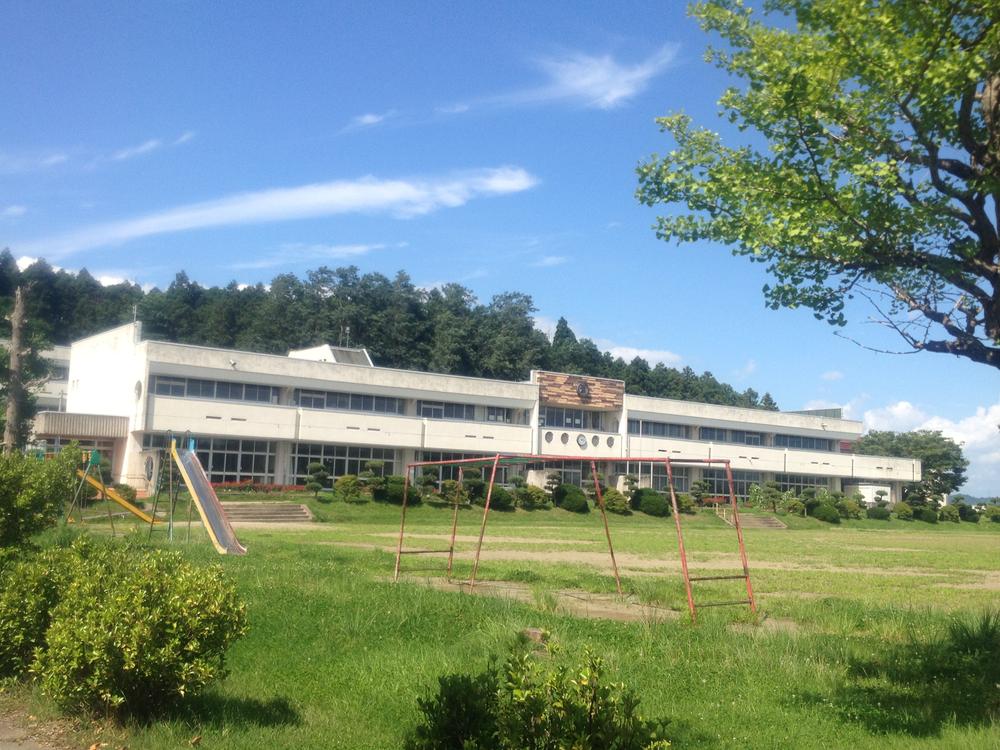 Primary school. Rich 600m until Misato stand Fudodo elementary school that is surrounded by nature, A large number of elementary school students from within the housing complex has been attending school