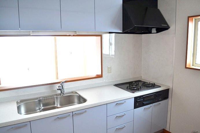 Kitchen. Same specifications Door is a high-pressure melanin panel, Countertops artificial marble, Gas appliance cleaning a breeze in the enamel top finish (^ 0 ^) / Water purifier integrated hand shower faucet