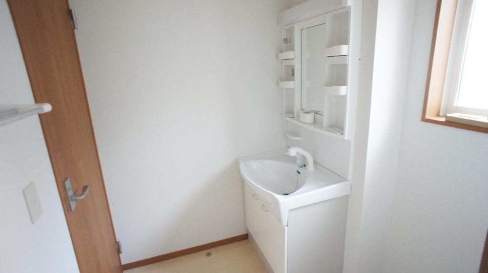 Wash basin, toilet. Same specifications Photos