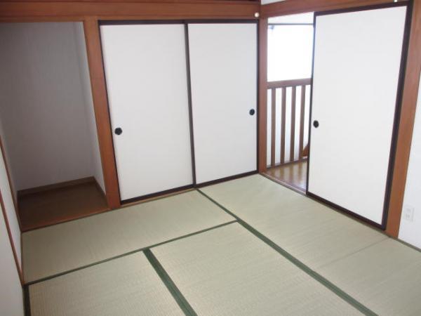 Non-living room. Storage space is plenty of Japanese-style room