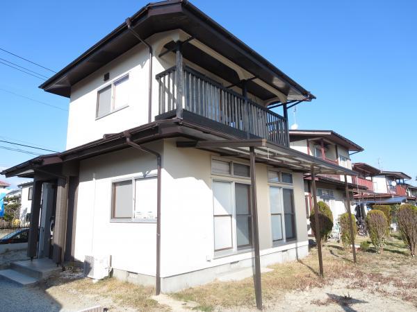 Local appearance photo. Sunny compact house