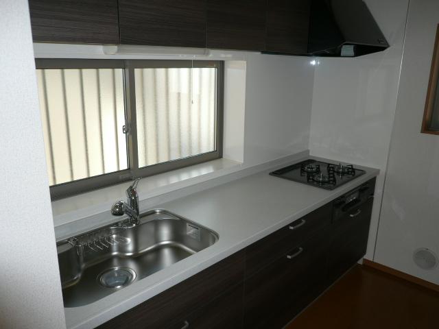 Kitchen. ● I will Hakadori also at hand is bright dishes with a window to the same specifications ● Kitchen