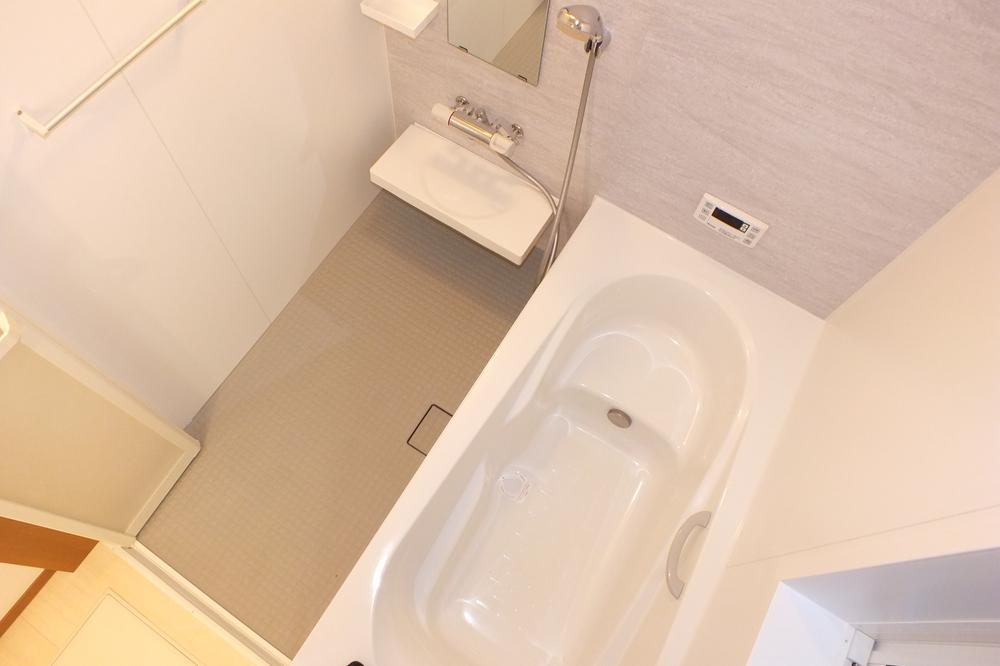 Bathroom. Automatic hot water filling, Keep warm, With a Reheating function was semi Otobasu ☆ Sitz bath can also enjoy tub with bench ☆ Floor good mosaic pattern floor-drained ☆