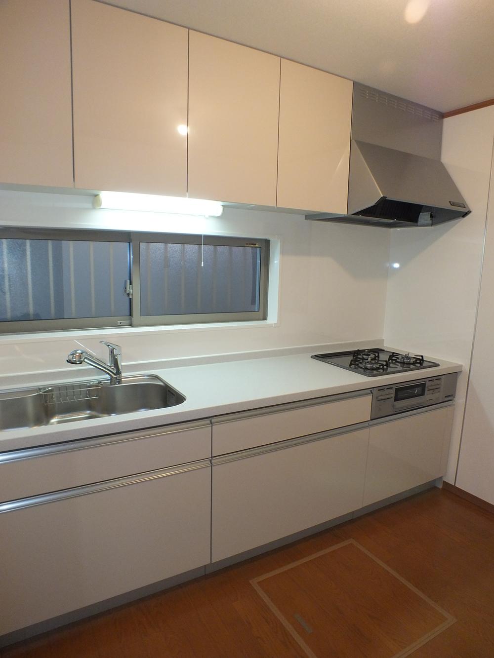Kitchen. (2) ・ (3) Building: standard adopted eco Jaws of high-efficiency gas water heater ☆ Countertops artificial marble ☆ Cleaning Ease by the gas appliance enamel top finish ☆