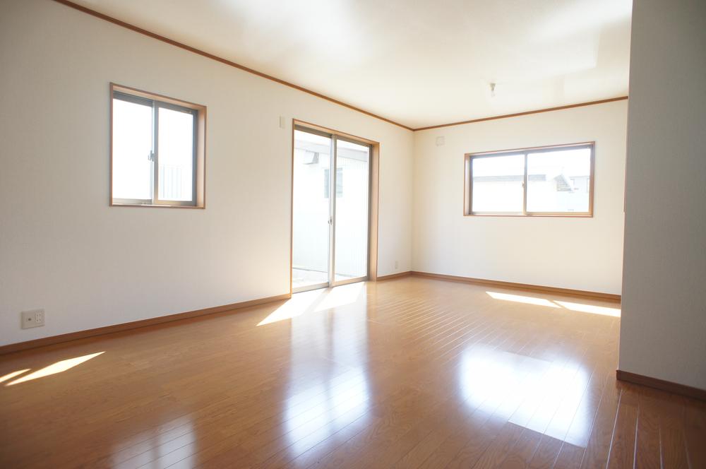 Same specifications photos (living)