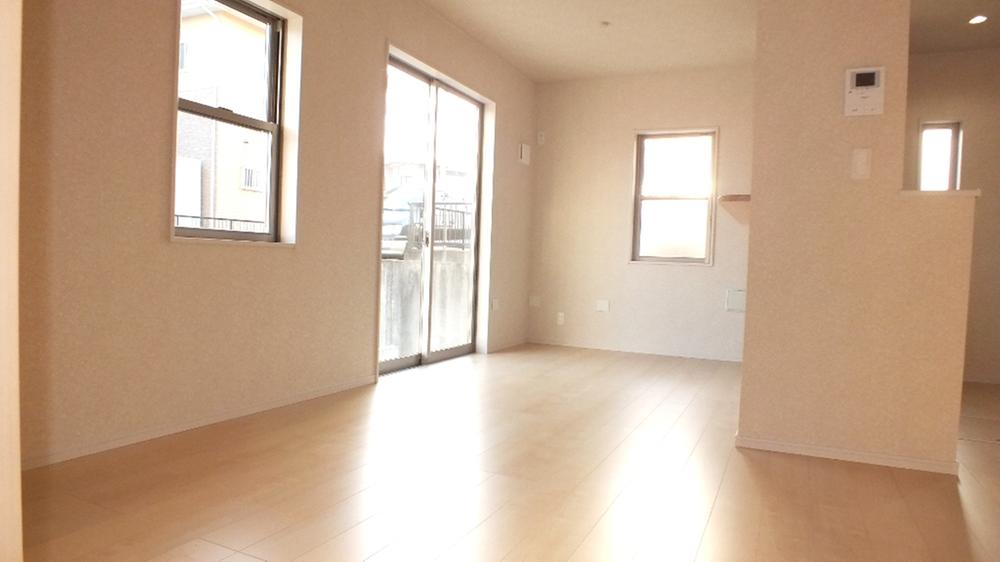 Living.  ◆ (9) Building ◆