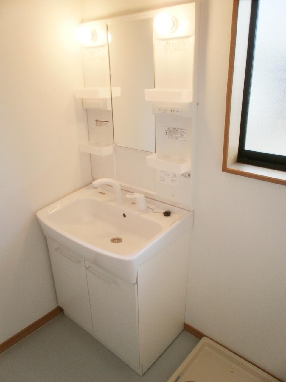 Wash basin, toilet. Indoor (April 23, 2013) Shooting