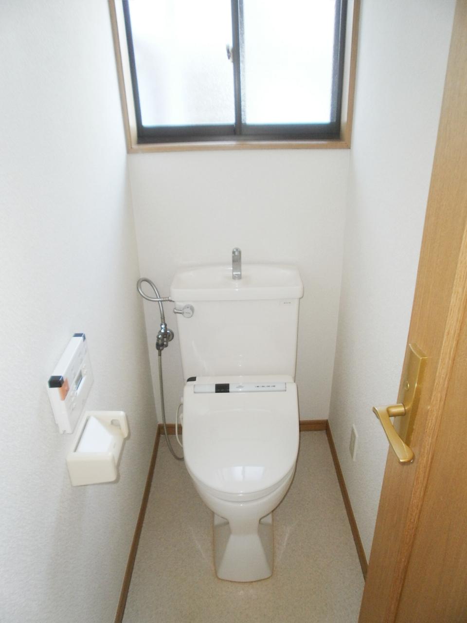 Toilet. First floor toilet (April 23, 2013) Shooting