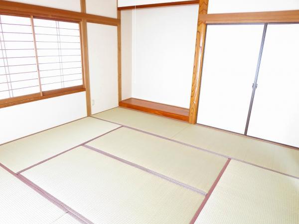 Non-living room. All tatami Omotegae already