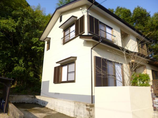 Local appearance photo. Is a renovated house surrounded by abundant natural. Summer is so you can see the fireflies in the vicinity of the river.