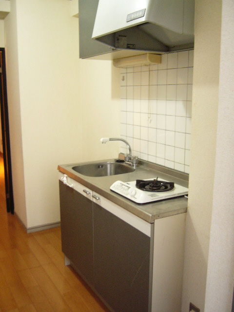 Kitchen. 1-neck is a kitchen with a stove