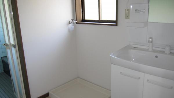 Wash basin, toilet. There is also a feeling of cleanliness in the new wash basin