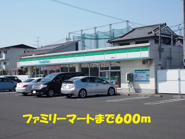 Convenience store. 600m to FamilyMart young leaves store (convenience store)