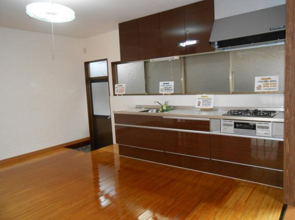 Local appearance photo. The floor of the kitchen is shiny with a urethane finish